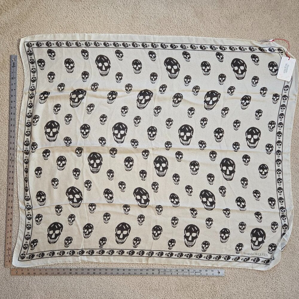 NWT 100% Silk Alexander McQueen Skull Scarf Black White